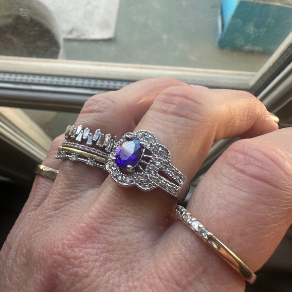 Elegant Silver and purple Gemstone Ring - Picture 7 of 7